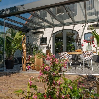 Zwarte tuinkamer